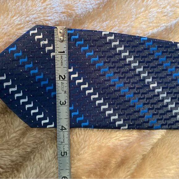 Hugo Boss 100% Silk Tie NWOT - Picture 2 of 4